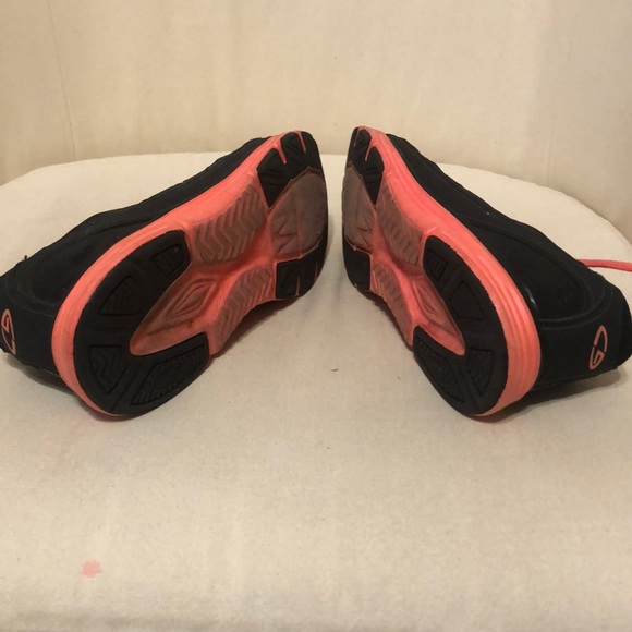 running shoes - Picture 3 of 3